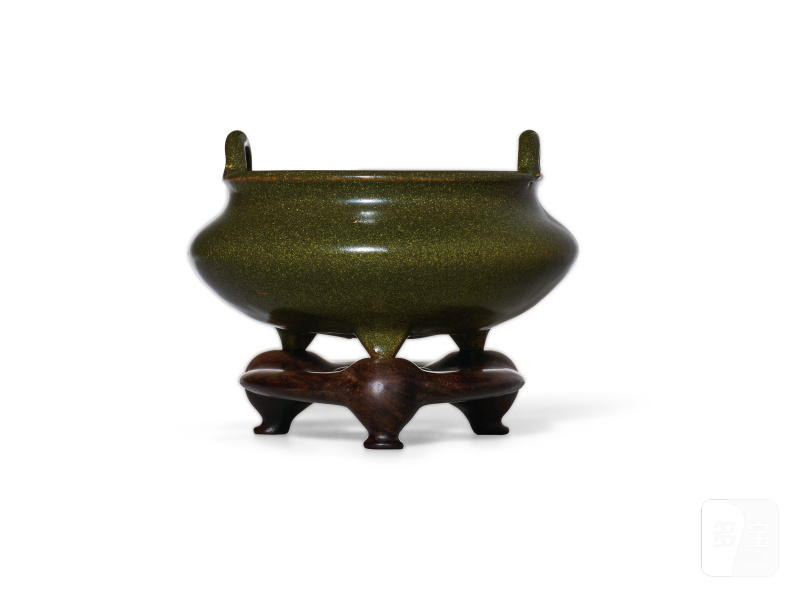 清乾隆 茶叶末釉双耳三足炉（带木座）